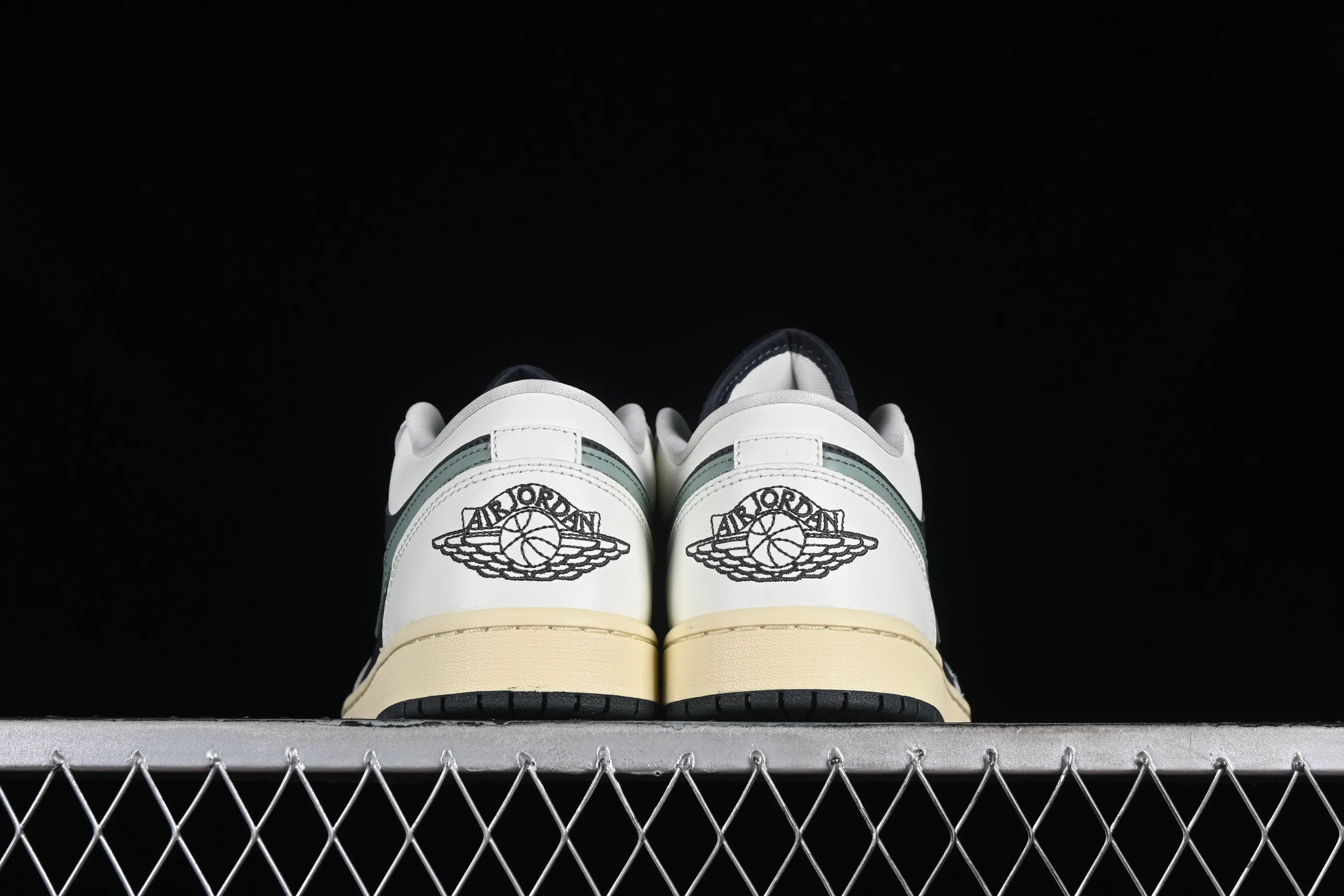 All categories Air Jordan Jordan series basketball shoes Air Jordan 1 Low G version pure original Air Jordan 1 Low AJ1 Joe 1 black and green low-bang cultural casual sneakers DC0774-001